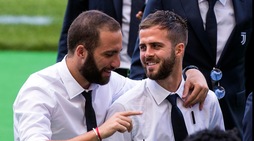 Juventus, walk around all'Olimpico: Higuain dà consigli a Pjanic