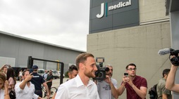 Juventus, Höwedes arriva al JMedical: le prime immagini