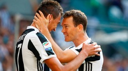 Champions League, Lichtsteiner fuori? I tifosi della Juventus reagiscono così