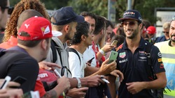 F1, Ricciardo show con la telecamera