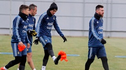 Argentina, che freddo! Dybala si allena con il cappello