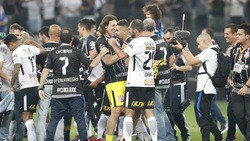 Il Corinthians è campione del Brasile: l'incredibile festa in campo