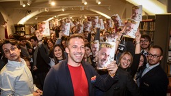 Del Piero, che festa in libreria con i tifosi!