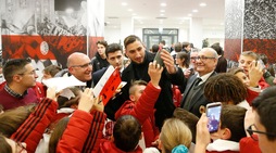 Milan, l'abbraccio dei bambini a Donnarumma e il rinnovo di Calabria