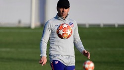 Juventus, Atletico Madrid sereno in allenamento: Simeone palleggia