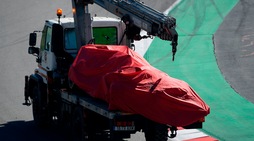 F1 Ferrari, che spavento per Vettel: fuoripista a Barcellona