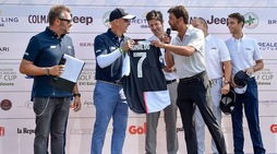 Agnelli omaggia Gianluca Vialli: gli consegna la maglia numero 7 di Ronaldo