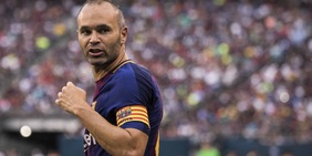 Iniesta, vuoi fare il Pirlo? La Juventus lo tenta