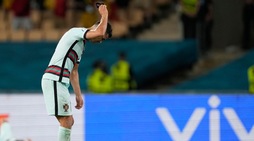 Ronaldo stizzito getta la fascia da capitano a terra dopo Belgio-Portogallo