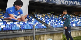 Maradona, i fiori di Insigne e lo striscione lunghissimo: l'omaggio del Napoli