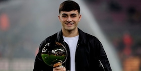 Pedri in trionfo con il Golden Boy di Tuttosport al Camp Nou