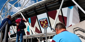 West Ham, i tifosi furiosi per i rincari della birra. Il club si schiera con loro