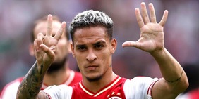 United in pressing su Antony ma l’Ajax punge i Red Devils: “Noi in Champions, loro no”