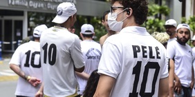 Pelè, candele e voti dei tifosi fuori dall'ospedale