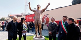 Paolo Rossi, la statua simbolo di un amore infinito