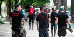 Quella Curva Sud del Milan che spala fango in Romagna