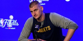 NBA: Jokic, l'antidivo per la storia
