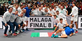 Coppa Davis, l'Italia che non c'era canta Malaga e vola