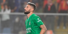 Giroud, attaccante-portiere: Il Milan mette in vendita la maglia verde