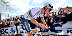 Van Der Poel, ruote e mani sul Giro delle Fiandre