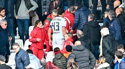 Paura alla Spezia: infarto sugli spalti, si ferma la partita