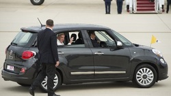 Una Fiat 500L può valere fino a 90mila euro? Sì, se c'entra Papa Francesco