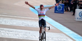 Van der Poel vola sul pavé ed è leggenda: l’analisi del trionfo