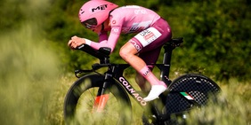 Ora l’alieno Pogacar ferma pure il tempo