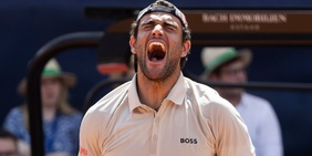 Lo smash agli scemi del villaggio da parte di Berrettini