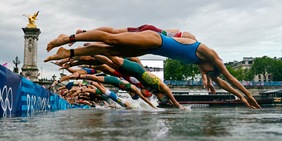 Olimpiadi, si nuota! Vincono la Senna e Macron
