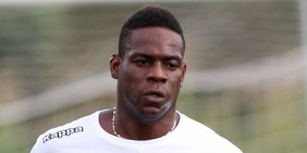 Balotelli, la doppietta di Pinamonti allontana il Genoa: la situazione