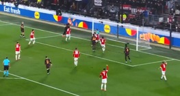 Sfortuna Koopmeiners, la butta dentro... la sua porta: esulta Osimhen!