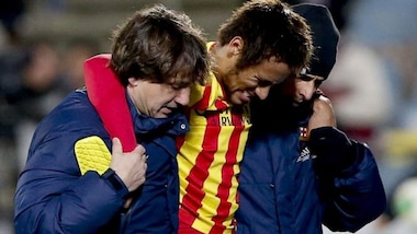 VIDEO Neymar, brutto ko: distorsione alla caviglia