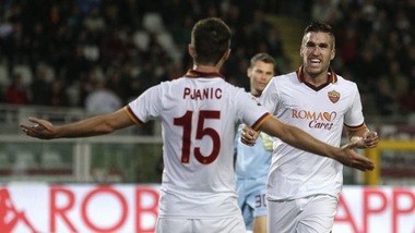 La Roma gioca con il 4-3-3: Strootman-De Rossi-Pjanic