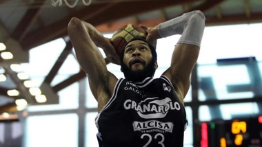 Jordan sbanca Brindisi, Kaukenas stende Sassari