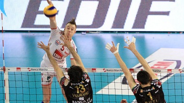 Macerata vince gara 1 di finale. 5° set di passione con la Sir