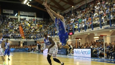 Basket Serie A, Sassari avanza Pistoia ferma Milano!