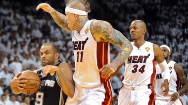 I crampi fermano LeBron, è 1-0 San Antonio