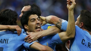 Mondiali 2014, doppio Suarez, l'Uruguay risorge: Inghilterra quasi fuori