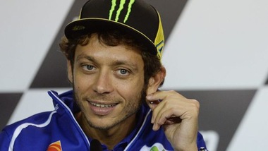 MotoGp Yamaha, Rossi: «Il dito fa male, per il resto tutto ok»