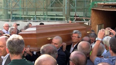 Ciclismo, l'omaggio al ct Martini: i campioni trasportano il feretro