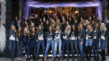 FOTO Gli angeli pi sexy del pianeta a Londra lanciano baci a tutti