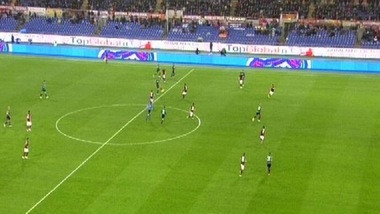 FOTO Roma, De Sanctis, che papera! Beffato da Zaza in pressing