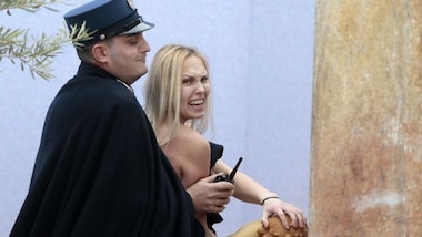 FOTO: Femen prende il bambinello ma viene fermata