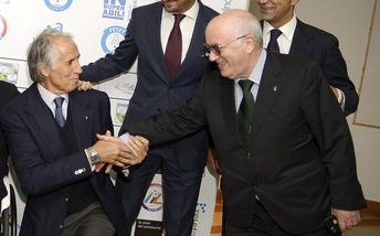 Tavecchio-Malagò, la stretta di mano dopo le gaffe