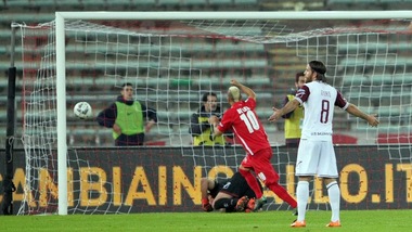Il Bari al terzo posto: la Salernitana va ko