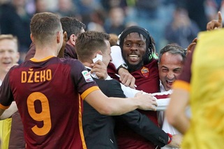 Risultati Serie A, 12ª giornata: Roma-Lazio 2-0, Palermo-Chievo 1-0, Frosinone-Genoa 2-2, Sassuolo-Carpi 1-0
