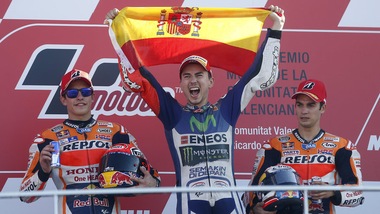 MotoGP Valencia, Jorge Lorenzo conquista il mondiale, applausi per Valentino Rossi