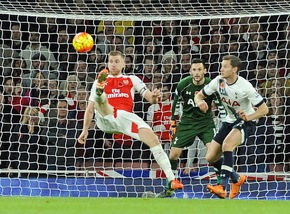 Premier League: l'Arsenal fermato dal Tottenham, Liverpool ko