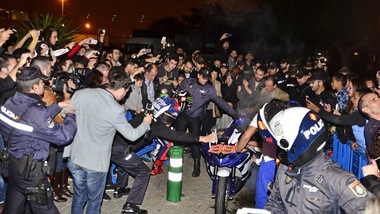 MotoGp, Lorenzo, moto in fiamme durante la festa